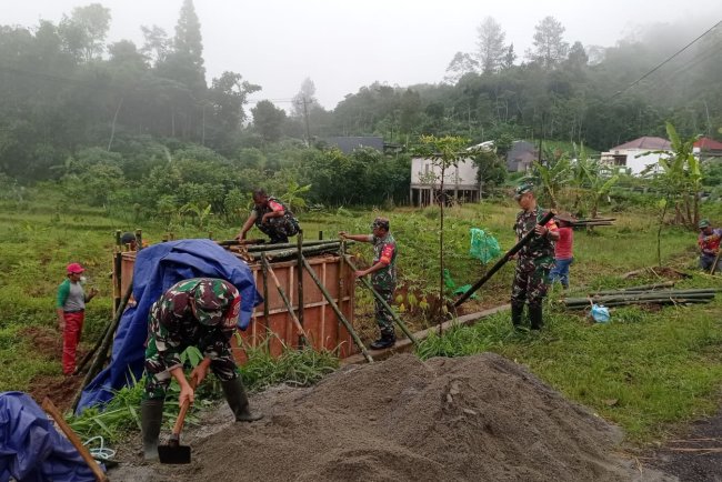 Danramil 06 Kalibening Bantu Warga Bangun Bak Penampungan Air Bersih