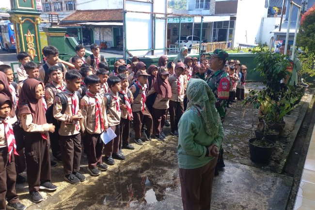 Kenalkan Profesi TNI Koramil 04 Karangkobar Terima Kunjungan Siswa SD 3 Karangkobar