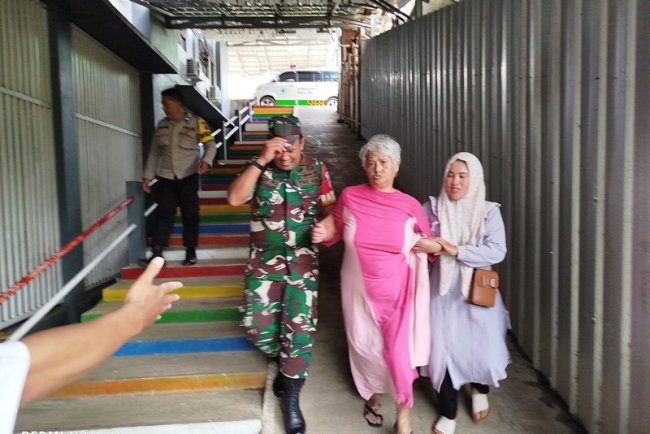 BABINSA DAN BHABINKAMTIBMAS BANTU EVAKUASI ORANG DENGAN GANGGUAN JIWA