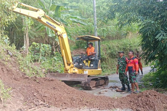 Danposramil Pagedongan Bersama Anggota Kerja Bakti Pembersihan Tanah