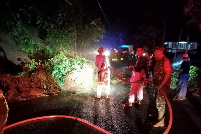 Babinsa Bersama Warga Dan Relawan Kerja Bakti Bersihkan Material Tebing Longsor