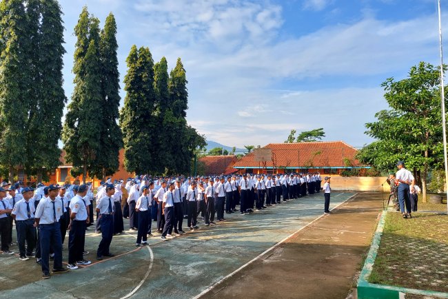 Babinsa menjadi pembina pendidikan karakter dan wawasan kebangsaan di SMP N 3