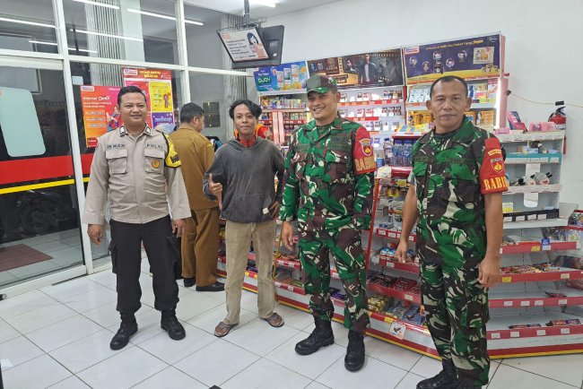 Babinsa Koramil 04 Karangkobar Bersama Bhabinkamtibmas  Melaksanakan Patroli Malam Hari