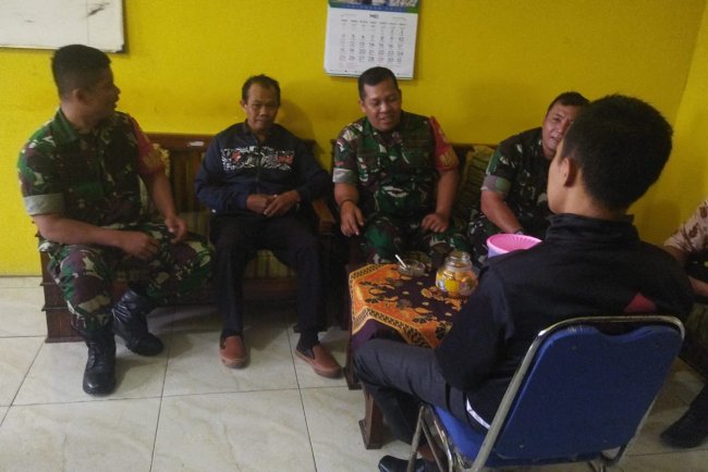 Babinsa Koramil 04 Karangkobar Sambangi Kantor Desa Paweden