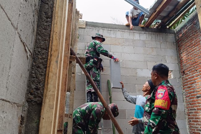 Koramil 08 Purwanegara Bersama Warga Gotong Royong Bangun RTLH