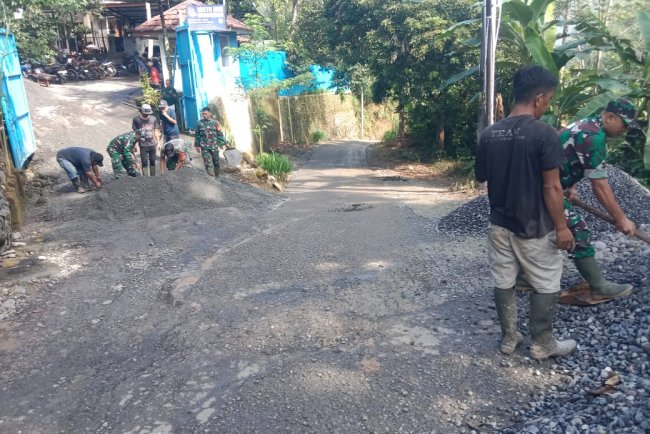 Anggota Babinsa Posramil Pagedongan Selalu Hadir Dalam Kegiatan Kerja Bakti