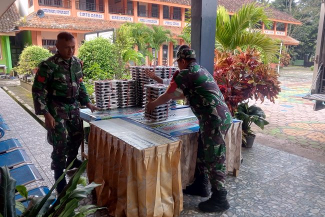 Peran Aktif Babinsa Dalam Membantu Penyaluran Makan Bergizi Gratis
