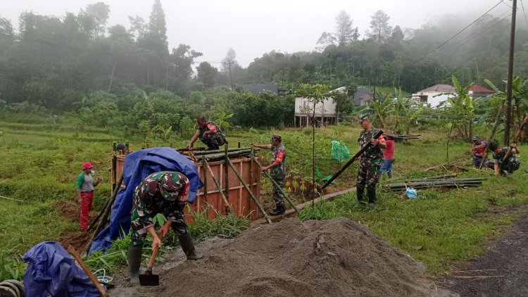 Danramil 06 Kalibening Bantu Warga Bangun Bak Penampungan Air Bersih