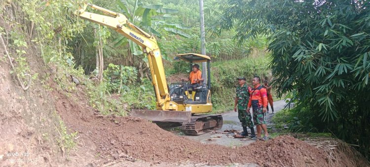 Danposramil Pagedongan Bersama Anggota Kerja Bakti Pembersihan Tanah