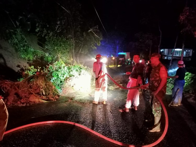 Babinsa Bersama Warga Dan Relawan Kerja Bakti Bersihkan Material Tebing Longsor