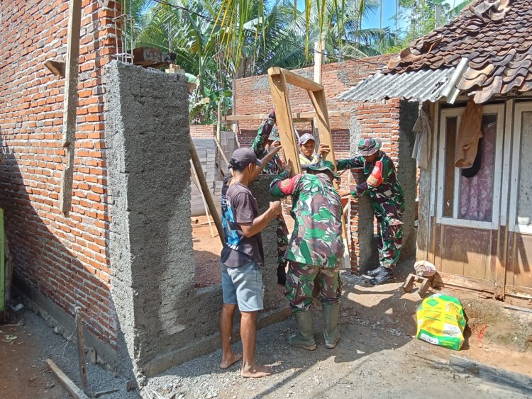 Danramil 08 Purwanegara Bantu Pembangunan RTLH