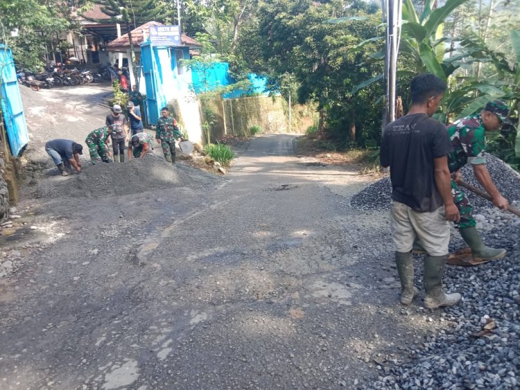 Anggota Babinsa Posramil Pagedongan Selalu Hadir Dalam Kegiatan Kerja Bakti