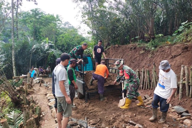 Babinsa Sigap Bantu Warga Binaan Buka Jalan Baru Akibat Pergerakan Tanah di Banjarnegara