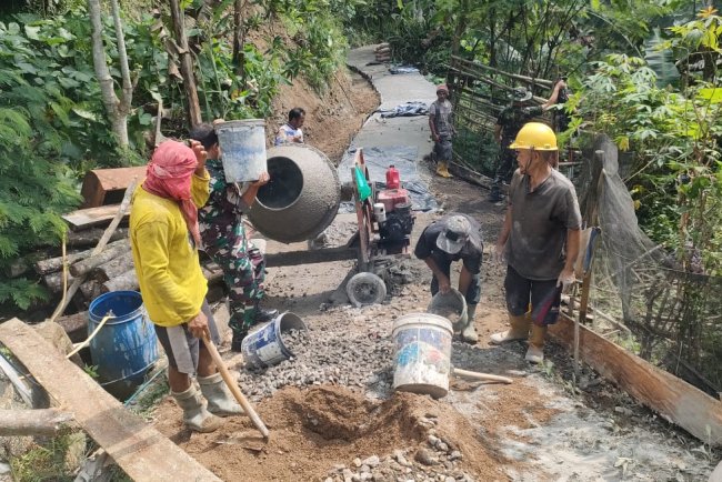Dengan Semangat Gotong Royong Babinsa Bersama Warga Binaan Melaksanakan Pengecoran Jalan