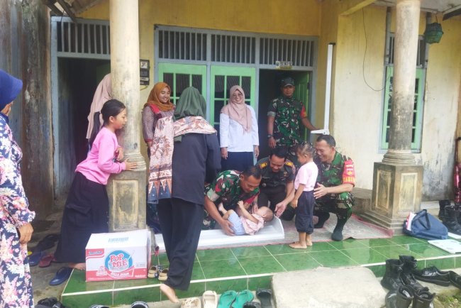 Bersama Warga dan Tenaga Kesehatan Danramil Karangkobar Ikut Wujudkan Balita Sehat Bebas Stunting