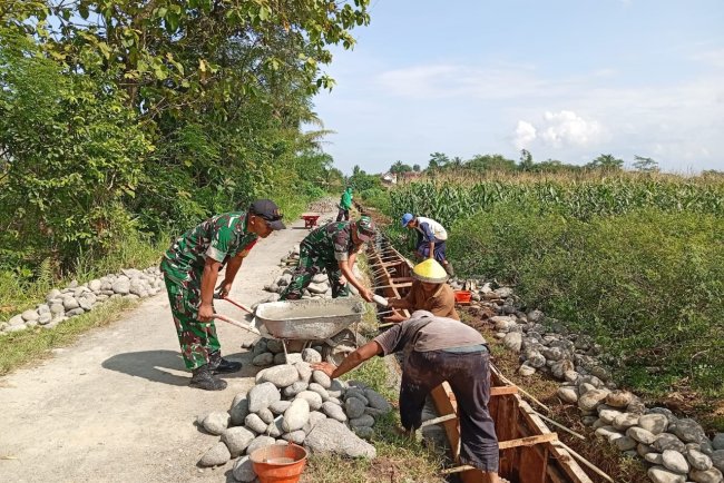 Perbaikan Saluran irigasi di wilayah binaan