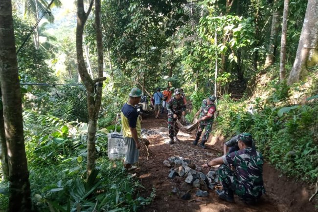 Danramil Beserta Babinsan Dan Warga Gotong Royong Membuat Jalan Usaha Tani