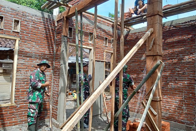 Koramil 08 Purwanegara bantu  Pembangunan RTLH