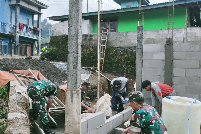 Kebersamaan TNI dan Warga Gotong Royong Bangun Harapan di Pejawaran
