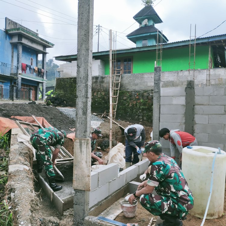 Kebersamaan TNI dan Warga Gotong Royong Bangun Harapan di Pejawaran