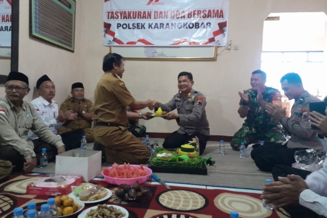 HUT Bhayangkara Ke 79 Koramil Bersama Forkopincam Dan Intansi Terkait Berikan Kejutan Polsek Karangkobar