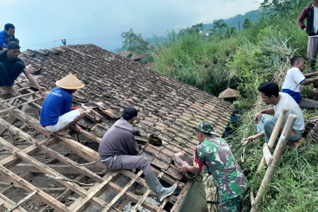 Pererat Hububungan TNI Dengan Masyarakat Babinsa Bantu Warga Rehab Pembangunan TK TB AISIYAH  Desa Binangun