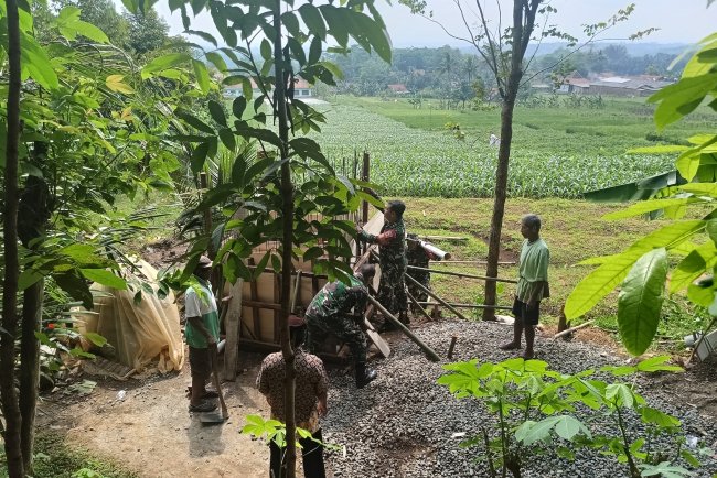 Wujud Kepedulian TNI Babinsa Mandiraja Gotong Royong Bangun Rumah Pompa Air Bersama Petani
