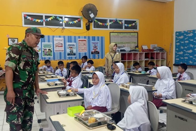 Babinsa Kawal Hari Pertama Penyaluran Makan Bergizi Gratis dari Dapur MBG Baru di Banjarnegara