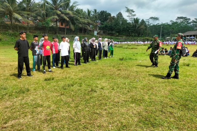 Babinsa Koramil 01 Banjarnegara Tanamkan Karakter Bangsa Sejak Dini Lewat MPLS