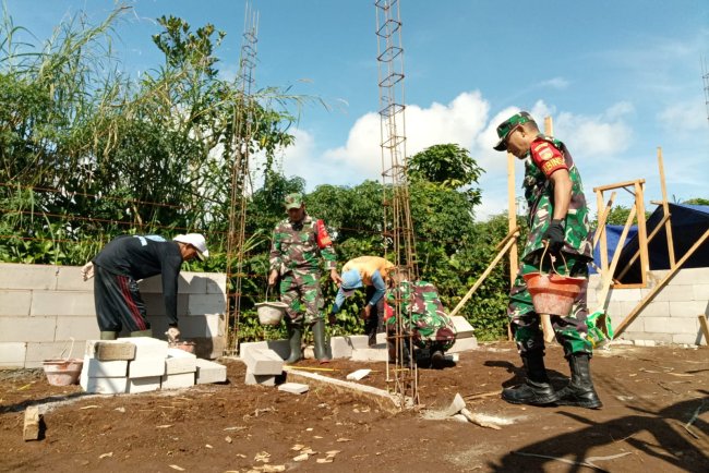 TNI dan Warga Bergotong Royong Bangun Harapan Lewat RTLH di Desa Wanayasa