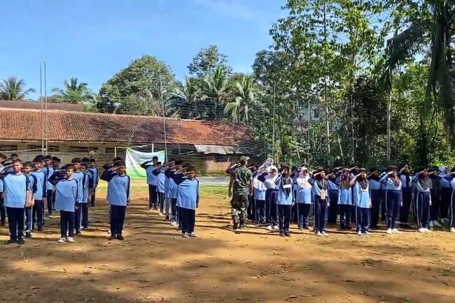 Babinsa Latih Disiplin Siswa Mts Al Hidayah Lewat PBB di Lapangan Silewok