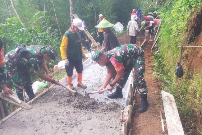 Danramil 06 Kalibening Beserta Babinsa Dan Warga Gotong Royong Membuat JUT