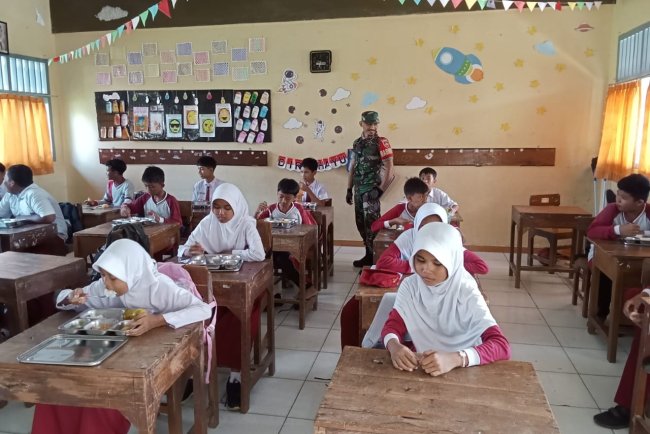 Babinsa Dampingi Program Makan Bergizi Gratis untuk Anak Sekolah di Sokanandi