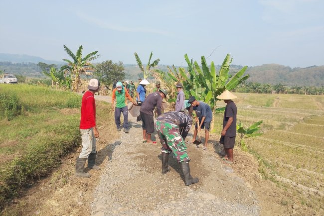 Cuaca Panas Menambah Semangat Satgas TMMD Reguler 125 di Desa Windurojo Pekalongan