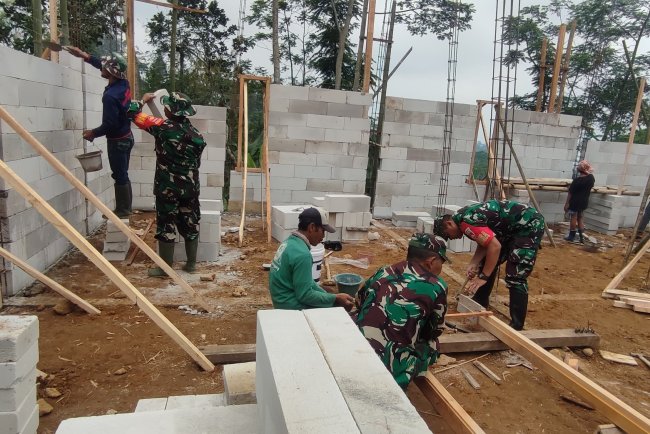 TNI dan Warga Gotong Royong Bangun Harapan: Karya Bakti RTLH di Dusun Jambuer