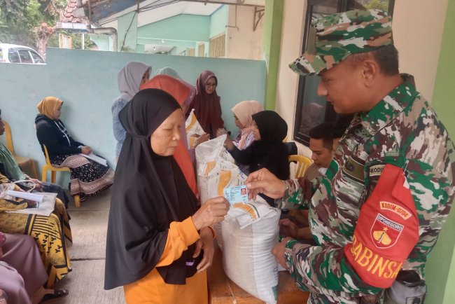 Babinsa Posramil Pagedongan Koramil 01 Melaksanakan Pendampingan Penyaluran Bantuan Pangan Beras Bulog