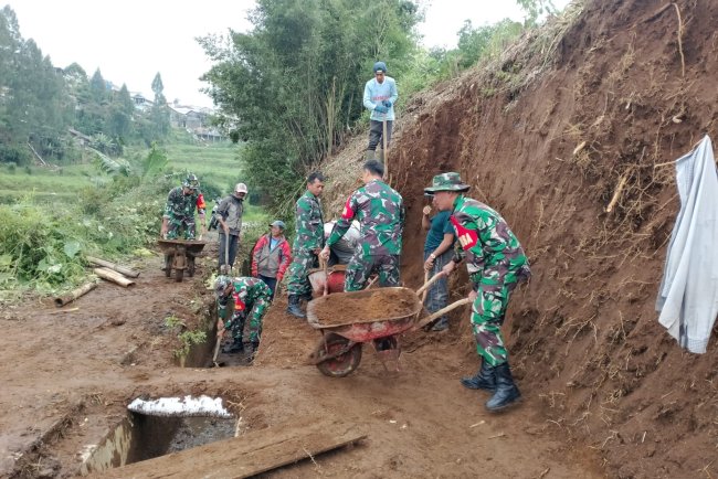 Antisipasi Longsor Babinsa Bantu Kerja Bakti Pembuatan Tanggul Penahan Longsor