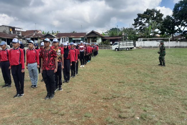 Babinsa Bersama Babinkamtibmas Karangkobar Latih Paskibra Kecamatan Karangkobar