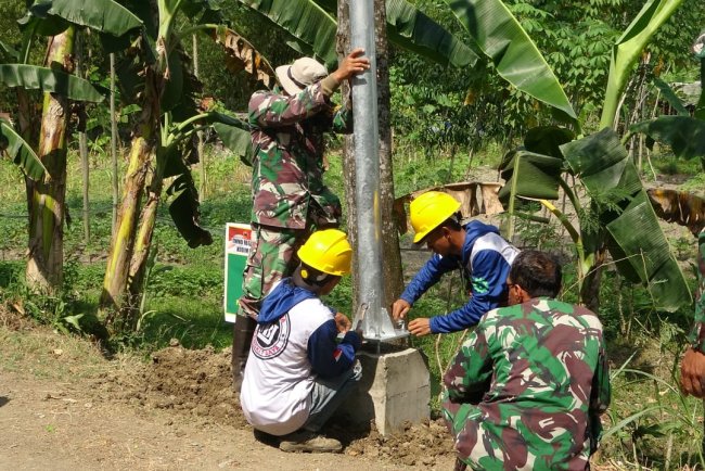 Satgas TMMD Mulai Bergerak Pasang Tiang Lampu PJU di 6 Titik Desa Windurojo