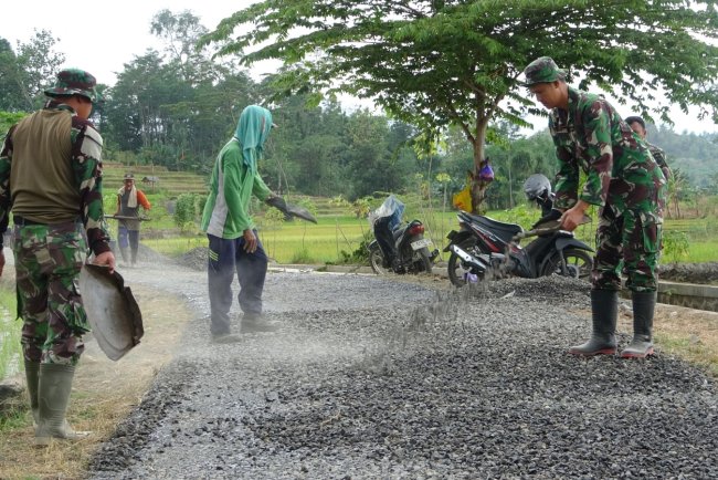 Petani Desa Windurojo Bersyukur Jalannya Dibangun TMMD