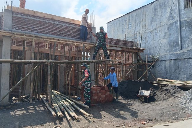 Babinsa Koramil 04 Karangkobar Kerja Bakti Bantu Bangun Rumah Warga Binaan