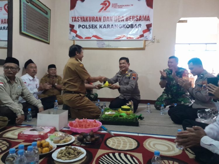 HUT Bhayangkara Ke 79 Koramil Bersama Forkopincam Dan Intansi Terkait Berikan Kejutan Polsek Karangkobar