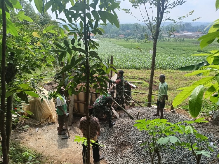 Wujud Kepedulian TNI Babinsa Mandiraja Gotong Royong Bangun Rumah Pompa Air Bersama Petani
