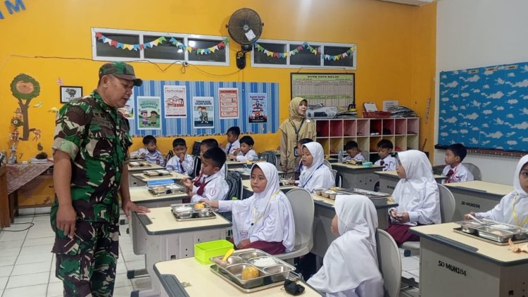 Babinsa Kawal Hari Pertama Penyaluran Makan Bergizi Gratis dari Dapur MBG Baru di Banjarnegara
