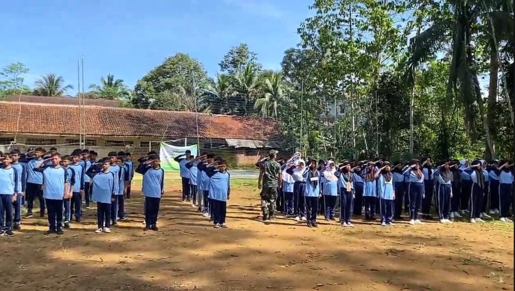 Babinsa Latih Disiplin Siswa Mts Al Hidayah Lewat PBB di Lapangan Silewok