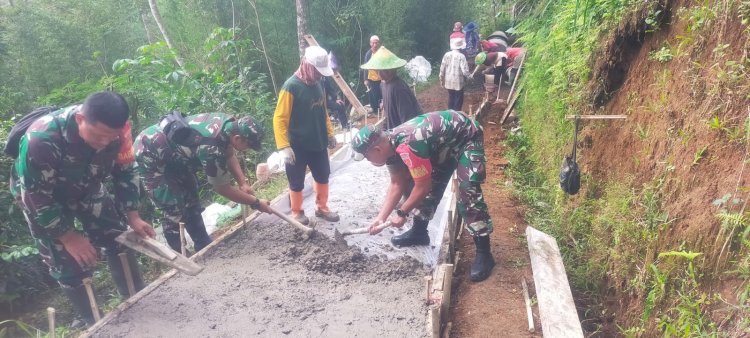 Danramil 06 Kalibening Beserta Babinsa Dan Warga Gotong Royong Membuat JUT