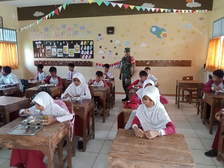 Babinsa Dampingi Program Makan Bergizi Gratis untuk Anak Sekolah di Sokanandi