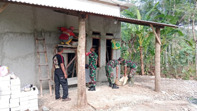Danramil Punggelan Turun Langsung Bantu Perbaikan Rumah Warga Kurang Mampu