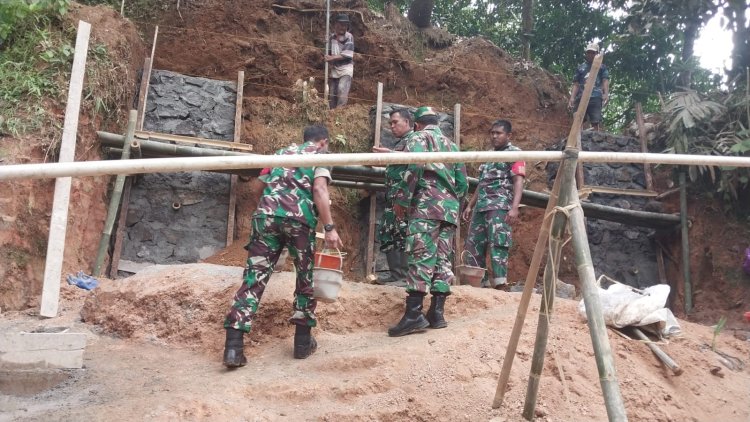 Danramil Dan Babinsa Turut Serta membantu pembuatan  penyanggah Pipa irigasi pasca longsor