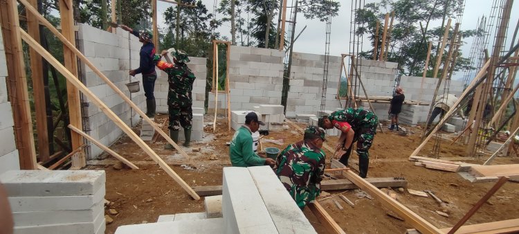 TNI dan Warga Gotong Royong Bangun Harapan: Karya Bakti RTLH di Dusun Jambuer